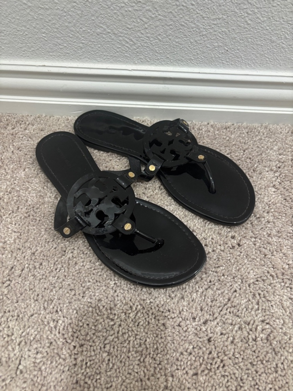 Tory Burch Black Patent Logo Thong Sandals - Picture 2 of 6